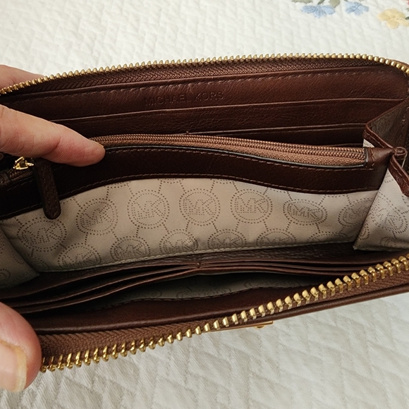 🚫SOLD🚫 MK Michael Kors Continental Signature Fabric Logo Wallet Zip Around - Picture 5 of 11
